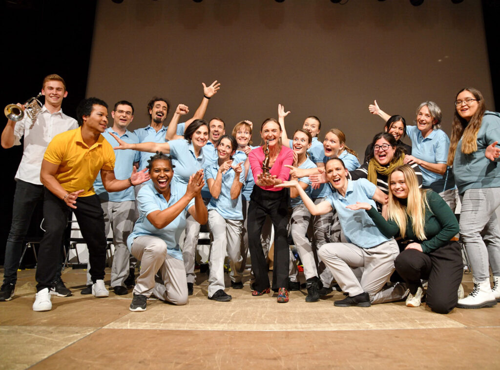 Claudia Schoeppl und die Theatergruppe TEATRO International bei der Preisverleihung